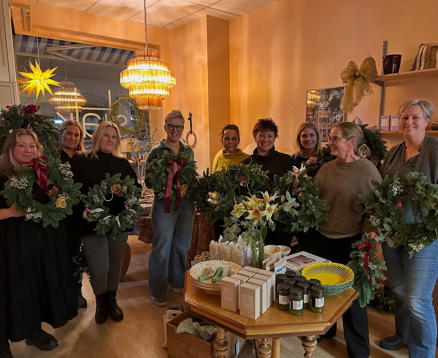 Härlig stämning i butiken 🧡 kransfixet är igång - och nu är de här gänget redo för advent. ✨
Och så fina kransar de gjorde! 😍
#julkrans #örnsköldsvik #jul #novent