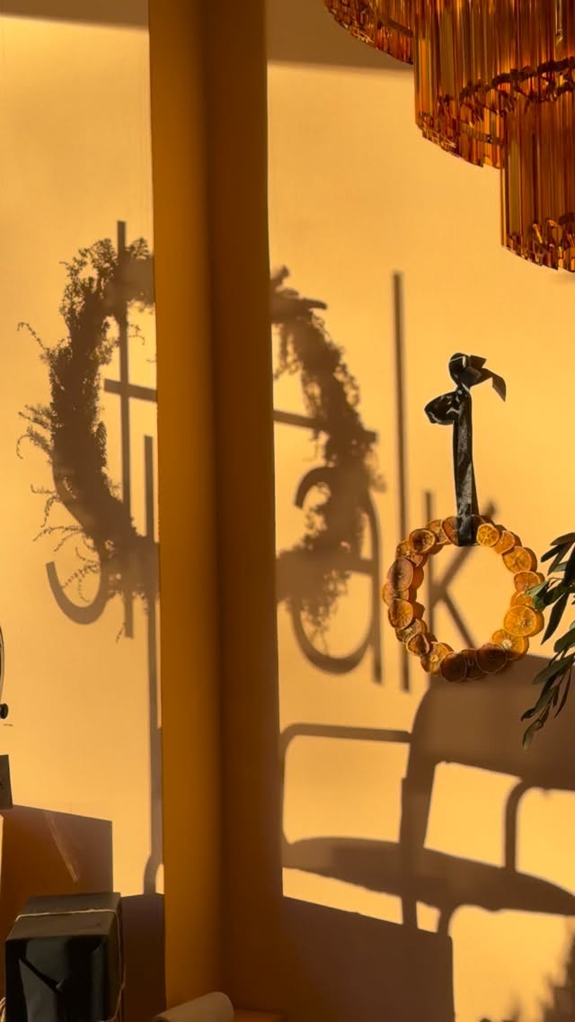 Välkommen till Stjälk ✨
Här hittar du stämningen, myset och julklapparna till dem du tycker om. ❤️
Ätbara favoriter från Gridelli – deras olivoljor och pistagekräm är alltid uppskattade.
Handstöpta bivaxljus, amaryllis till dukningen och doftljus som du kan unna dig själv.
Besök butiken när det passar dig, på Storgatan 10 i Örnsköldsvik eller online på stjalk.se (länk i profilen)
Varmt välkommen in i julstämningen ✨
🎥 @mariellestrand
#inredningsbutik #örnsköldsvik #webbshop #florist #presentbutik #interior #unikt #handplockat