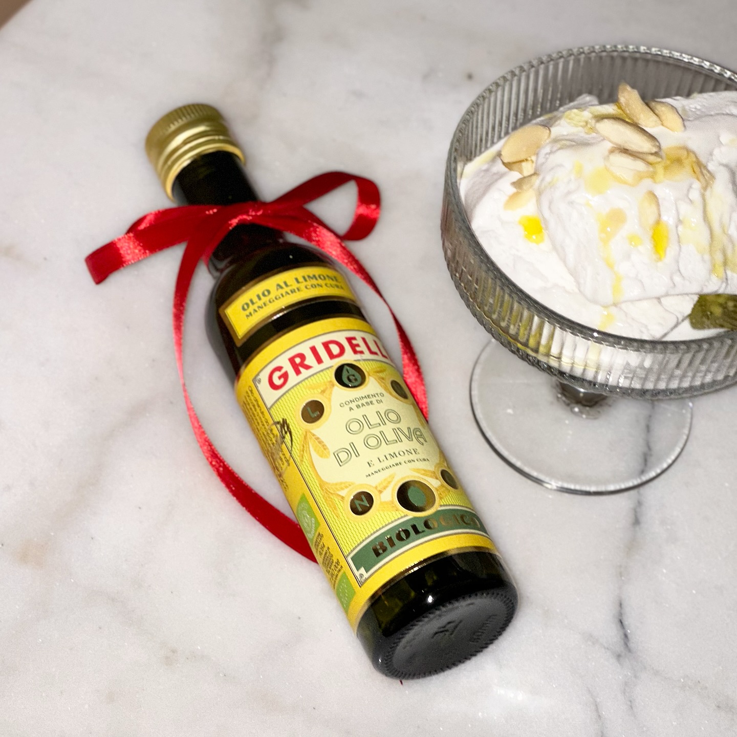 Desserten för festligheterna framöver ✨
Vaniljglass, ringla över Gridelli’s olivolja med citron, toppa med flingsalt och mandel, -riktigt riktigt bra! Och man älskar ju en dessert man kan svänga ihop lite snabbt 🧡
Stjalk.se (länk i profilen)
#recept #efterätt #inredning #dukning #webbshop #inredningsbutik #julklappar #örnskoldsvik @gridelli