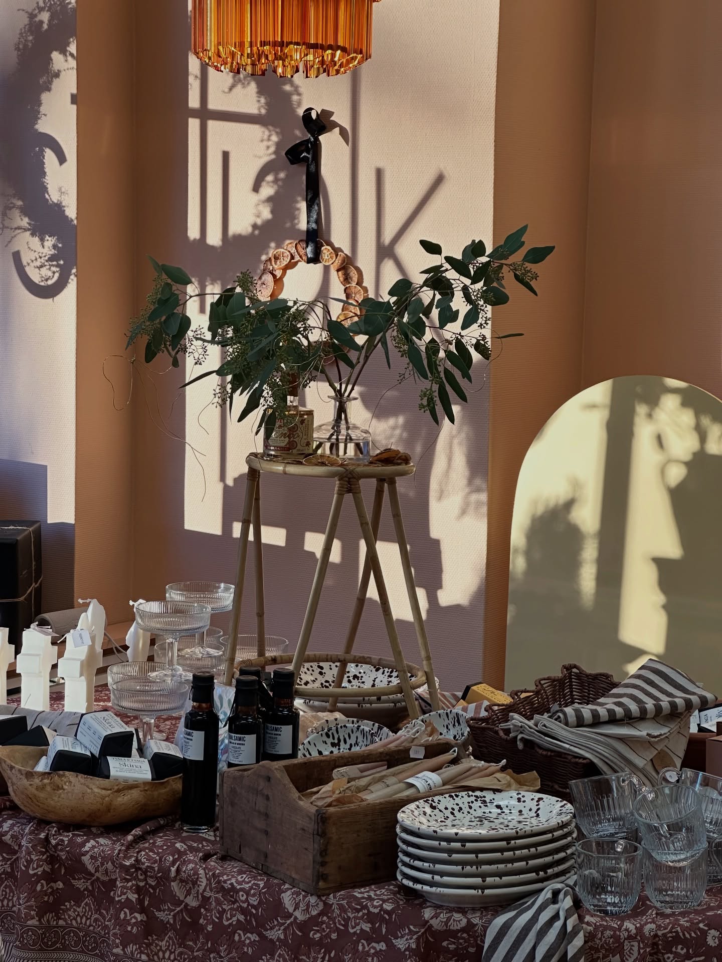 Några enkla sätt att skapa vinter (och jul!) känsla ✨
•Långa gröna kvistar, eller kvistar med bär. Torka äppelskivor och häng dem på kvistarna.
•Långa band som du knyter, på kransen, smala långa band på ljusstaken, handtaget på skåpet, ja lite vartsomhelst. I år är jag väldigt inne på ljusblå och creme färgade band, spetsband! krispig vinter.
Ljusblå + honungsfärg.
Men också vinröd + apelsin.
•Bivaxljus bivaxljus bivaxljus.
•Låt ett vackert fat bli ett blickfång på bordet, med torkade äppelskivor, apelsinskivor, kanelstänger..
•Doftljus, gör mycket för känslan, och nej det måste inte dofta kanel. Ett favorit doftljus att få njuta av fram till jul är härligare.
Krans och amaryllis känns självklar?! 😅
En månad kvar, och det är nu myset börjar på riktigt ✨
Stjalk.se, för mer inspiration kika in på Stjälk Magasin , (länk i profilen)
Välkomna ❤️
Storgatan 10 Örnsköldsvik
#inredningsinspo #inspiration #vinter #jul #örnsköldsvik #inredning