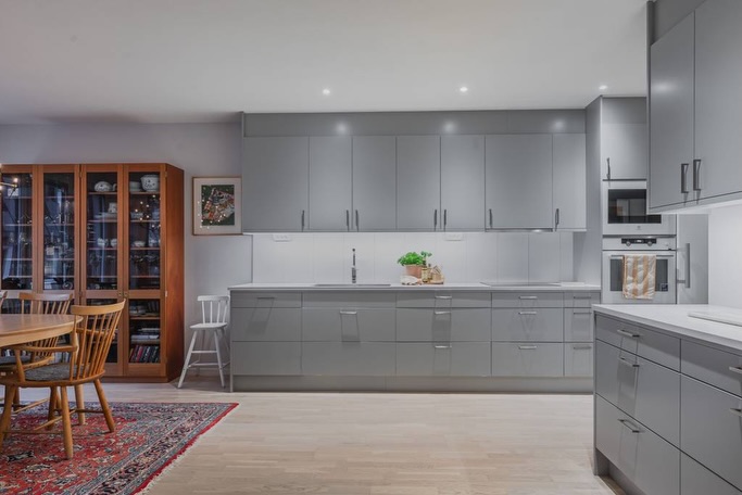 Delstyling och konsultation av lägenhet på Fabriksgatan✨
I en del bostäder behövs det stylas med mer möbler och detaljer, och i vissa fall är det som i den här lägenheten. Här har jag hjälpt till med konsultation, alltså gått igenom med säljaren, vad som ska göras inför fotograferingen. Sen kommer jag tillbaka och stylar vissa delar inför fotografering och visning om så önskas, som här ovan.
Och visst är det en tjusig lägenhet! 

Mäklare Lina @lansfastovik 
Fotograf Sandra @photographersandraedin 
Styling @stjalk.interior 

#homestyling #örnsköldsvik