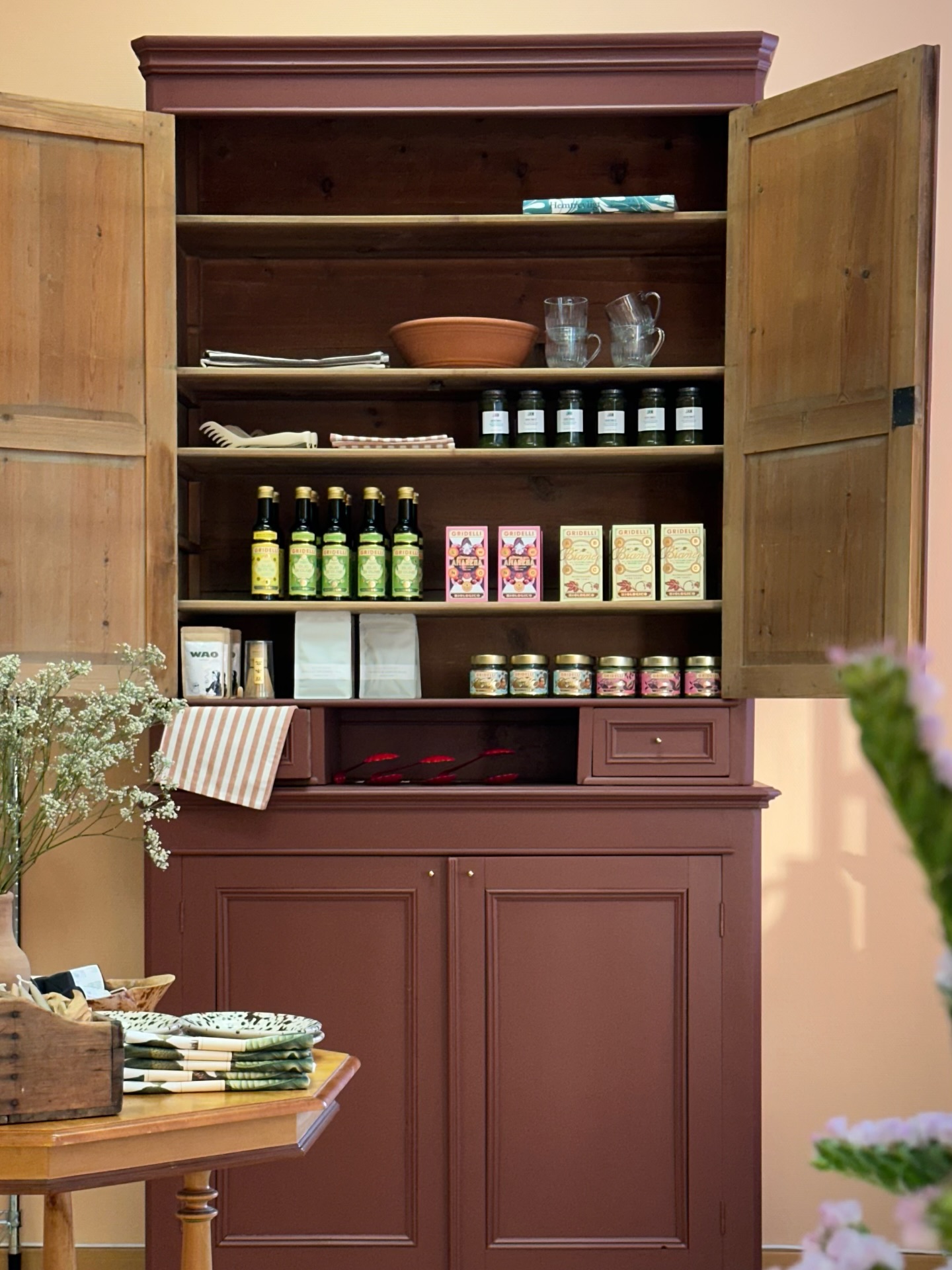 Det har aldrig varit vackrare. Med skåpet från Lotta @recyinterior och @gridelli produkter, och andra härliga skafferi detaljer, hemtrevligt och alldeles underbart! 

Välkommen in att uppleva det på plats, det kanske passar in hemma hos dig med!? ✨

Stjalk.se (länk i profilen) 
STJÄLK  Storgatan 10 Ö-vik 

#återbruk #inredning #örnsköldsvik #inredningsbutik