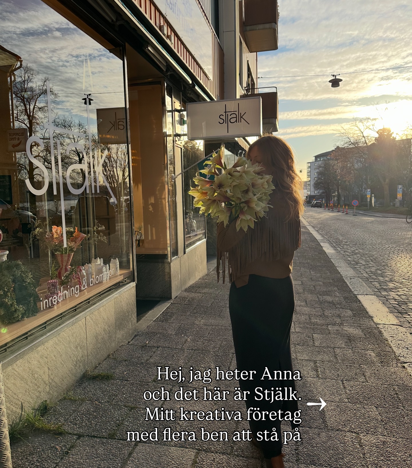 Mina arbetsdagar ser ofta väldigt olika ut, och jag älskar det. Gemensam nämnare är alltid kreativitet. 
Att få skapa vackra miljöer, bilder och platser.
Allt från en fredagsbukett, en stylad bild för en fotografering till att inreda en företagslokal. 

Butiken och studion ligger nere på Storgatan i Örnsköldsvik, med utsikten mot stadsträdgården och havet. 

Kul att du är här och välkommen att hänga på in i 2026 ✨

Stjalk.se

#inredningsbutik #floristutbildning  #inredare #egenföretagare #florist stylist utbildning