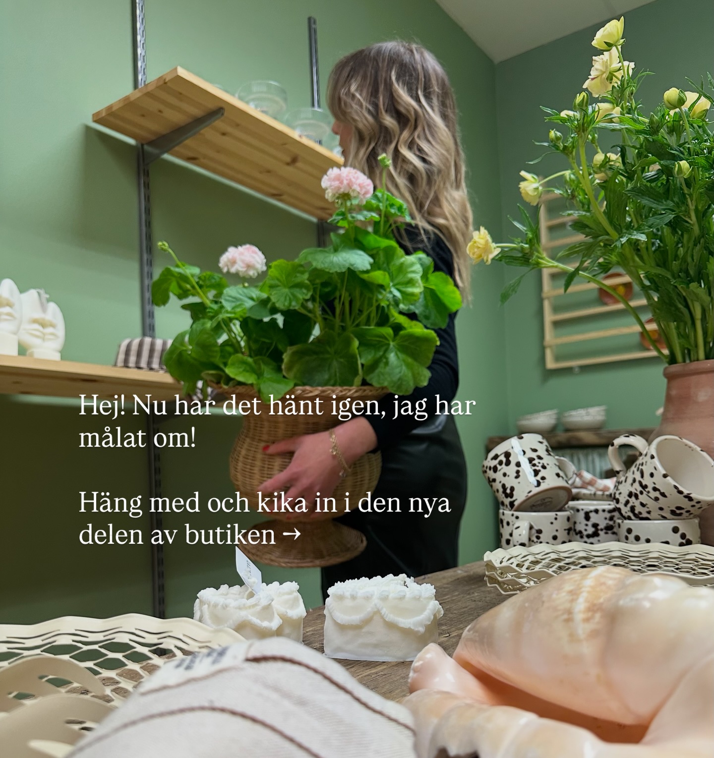 Man blir aldrig riktigt klar. Allt är i ständig rörelse och det är väl härligt! Så nu, är en del av butiken grön (!) Tog några bilder på de nya produkterna som kom idag, (kuddar, korgar och rottingvaser, krukor) lägger in dem eftersom på stjalk.se eller kom in till butiken och kika 🧡

inredningsbutik #örnsköldsvik florist webbshop inredare stylist inreda med rottingurna rottingkruka