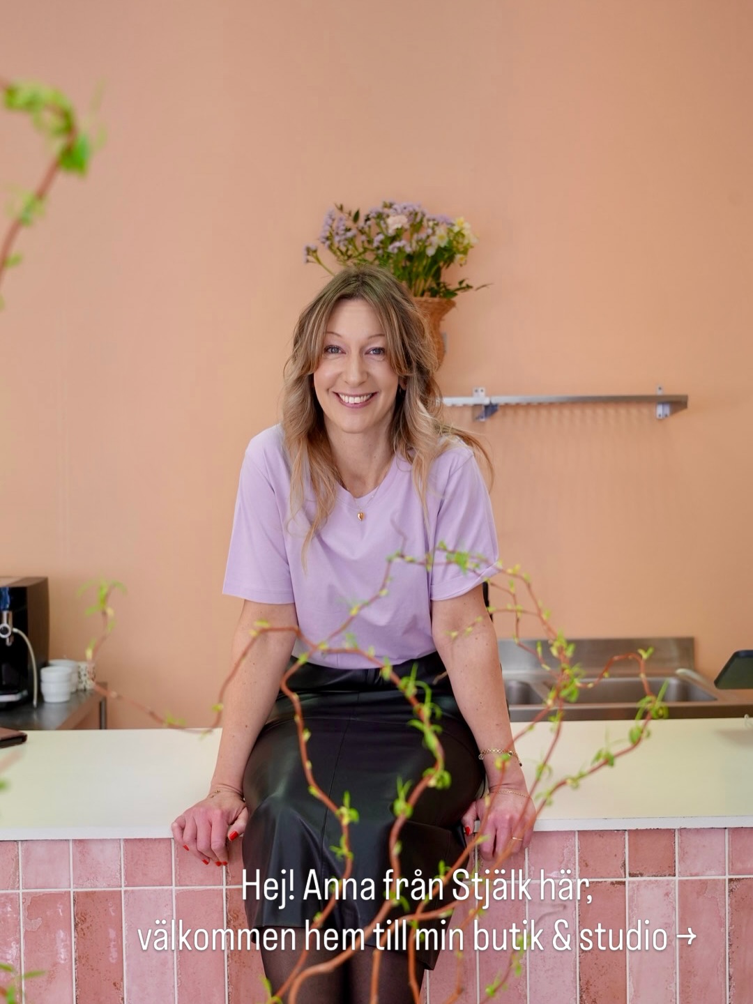 Hej från min kreativa plats på nederstan 🧡 här trivs jag! Mycket roligt på gång nu framöver, bland annat Maker Town som sker i slutet på maj. - håll utkik! 

För frågor, bokning av kreativa uppdrag, workshops, eller annat skoj maila -> info@stjalk.se 

Stjalk.se 
Styling, inredning och kreativa uppdrag 
florist, butik, webbshop 

⭐️📷 @mariellestrand 

#inredning #florist #interiorstyling #interiör webbshop skickar över hela Sverige 
@makertown_ovik