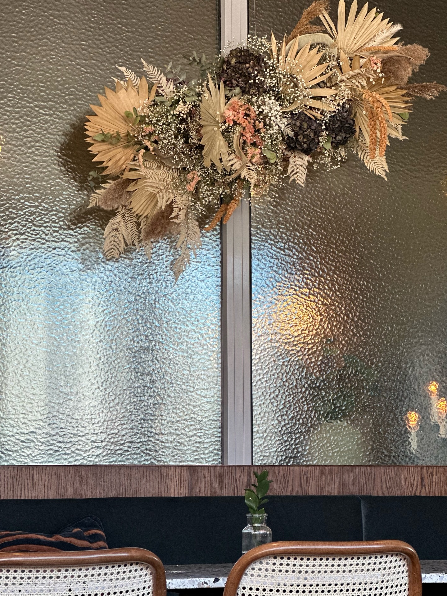 Kreativt och roligt uppdrag för Elite Hotel ✨ 

Vill ni också få in ett härligt kreativt arrangemang, i vas eller i tak eller något annat skoj på er arbetsplats -eller hemma 🧡
Skicka ett mail -> info@stjalk.se 

#blomstermoln #arrangemang #torkatblomstermoln #florist #örnskoldsvik