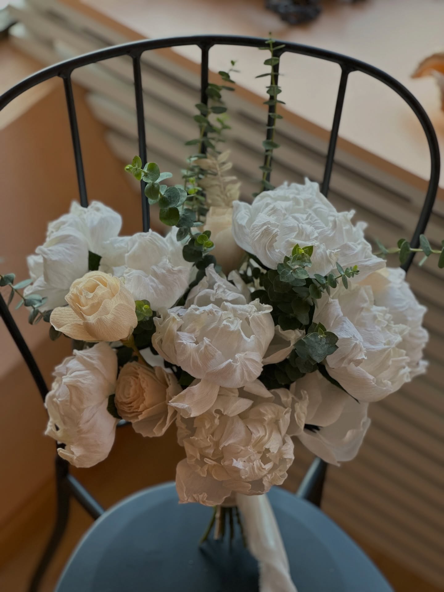 Kommer ni ihåg den här brudbuketten jag fick göra i pappersblommor? Nu är det dags igen! En till brudbukett i handgjorda pappersblommor är beställd. Sitter just nu och klurar på ett recept, vad den ska innehålla, färgkombinationer och så vidare. Så himla roligt! Blir så glad när ni väljer mig 🧡

#crepepaperflowers #kräppappersblommor #bukett #bröllop #florist