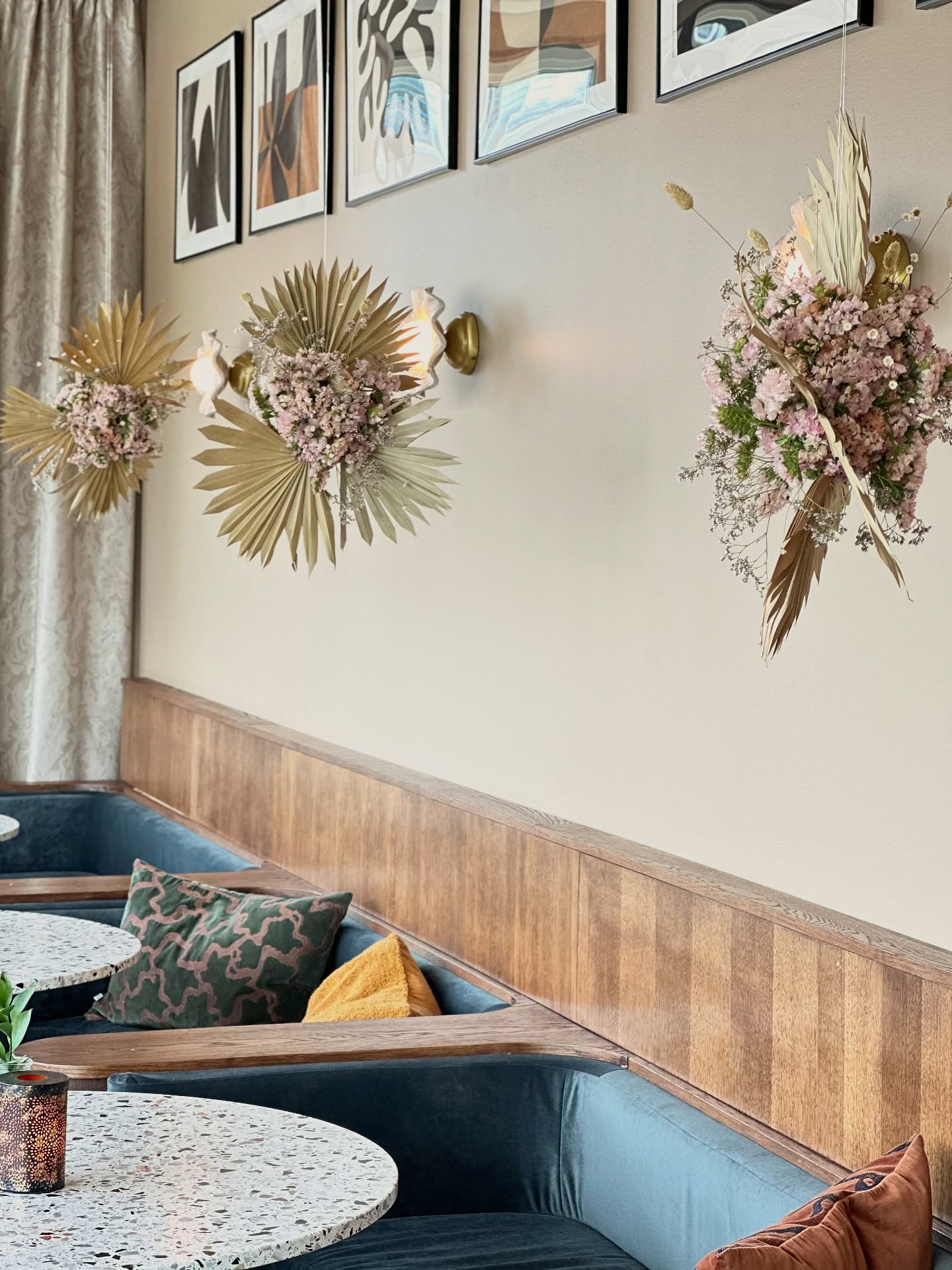 Kreativt uppdrag för Elite Hotel ✨ 
Blomstermoln som också fungerar som avdelare mellan bord. 

Vill du också ha en mer blomstrande känsla på din arbetsplats eller i ditt hem?! Maila info@stjalk.se 

Stjalk.se (länk i profilen) 

#torkatmoln #blomstermoln #örnsköldsvik #inredare #florist