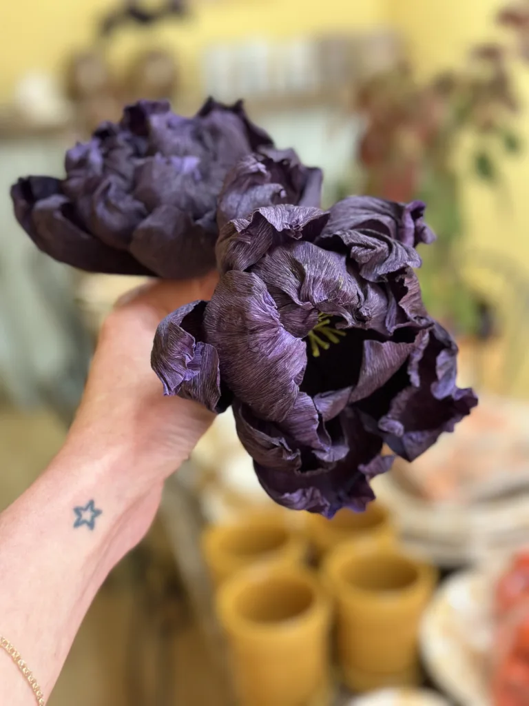 Handgjord pappersblomma mörklila