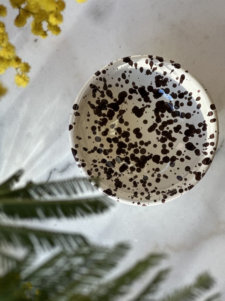 Liten Spruzzi Skål i Brun Keramik