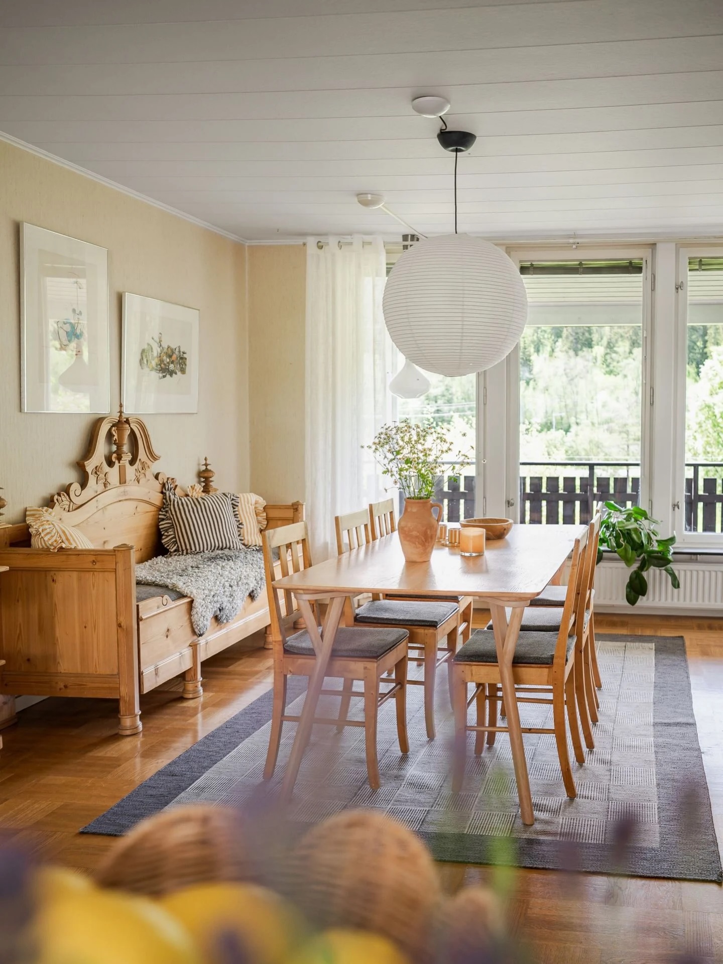 Såhär kan det se ut när jag delstylar en bostad för fotografering och visning. ✨
Här har jag plockat undan vissa grejer och adderat kuddar, lampor, textilier, blommor och mindre detaljer. Allt för att knyta ihop med säljarens inredning och för att skapa en helhet och en härlig välkomnande känsla både på bild och visning.
Mäklare Lina Öberg @lansfast
Fotograf Sandra Edin @photographersandraedin
Stylist @stjalk.interior
#homestyling #örnsköldsvik #stjälk